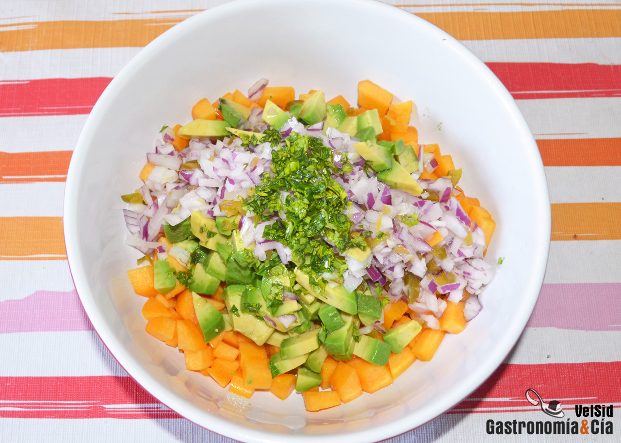 Nachos con carne, aguacate y melocotón
