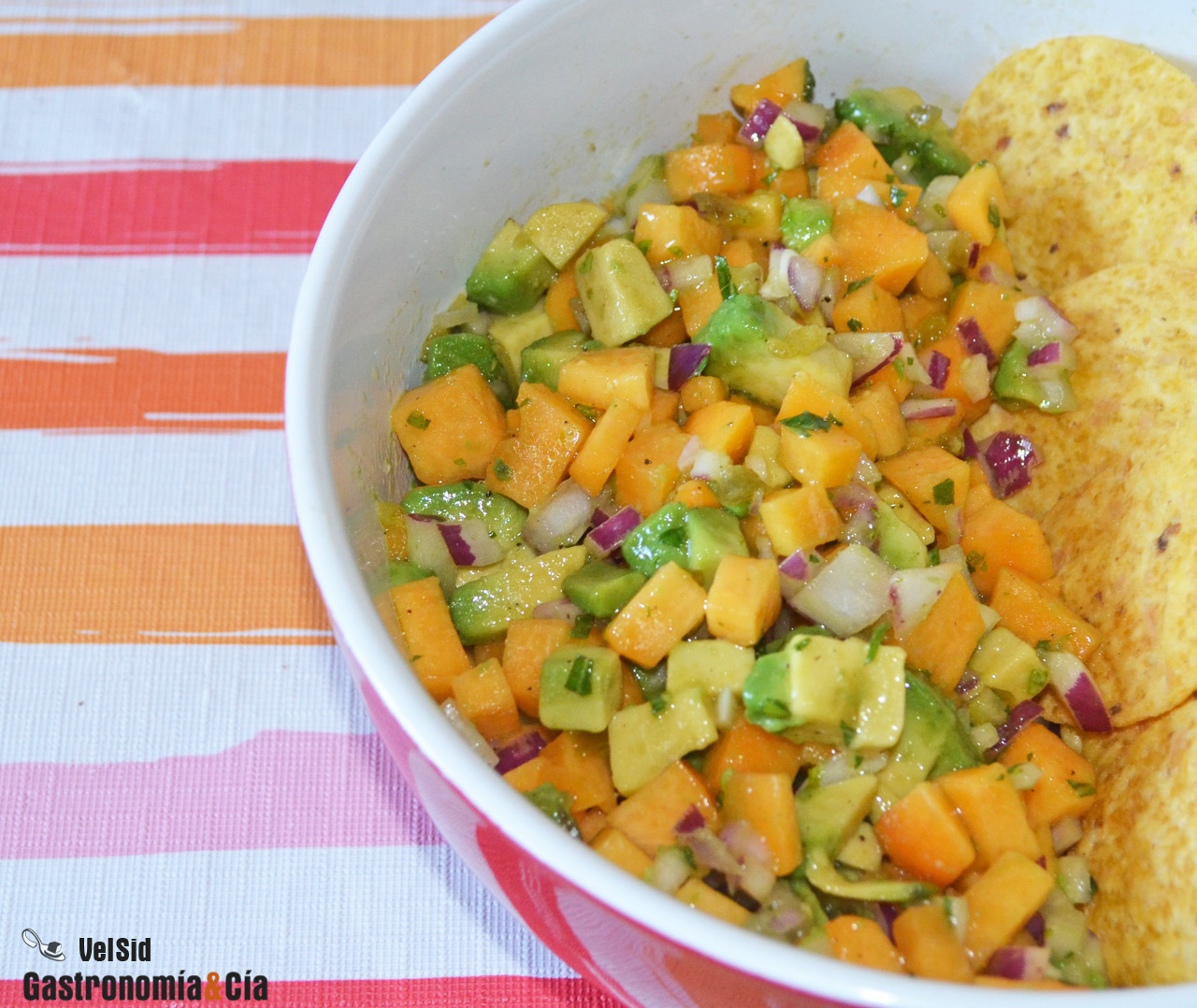 Nachos con carne, aguacate y melocotón