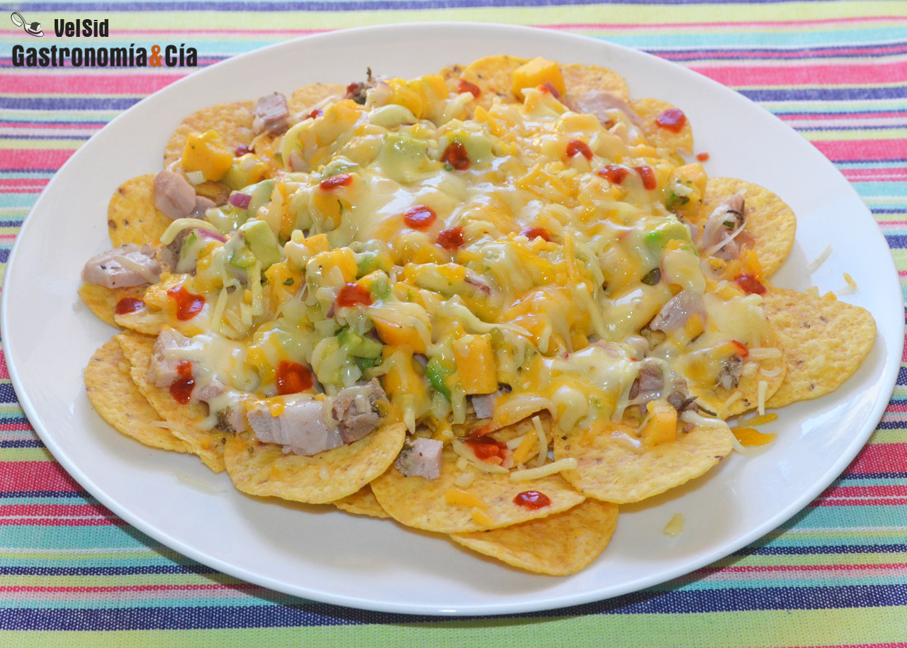 Nachos con carne, aguacate y melocotón
