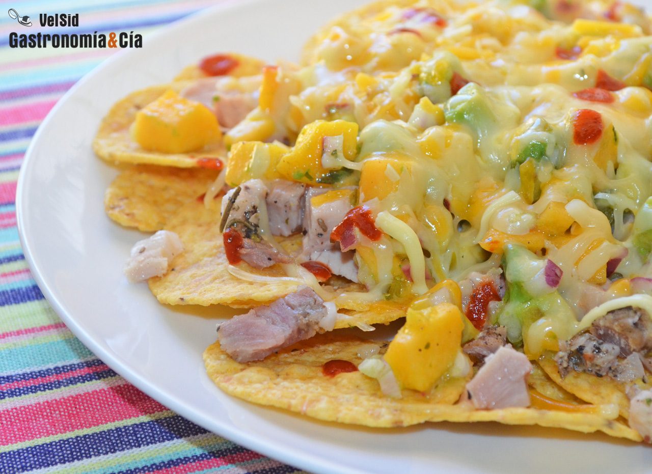Nachos con carne, aguacate y melocotón