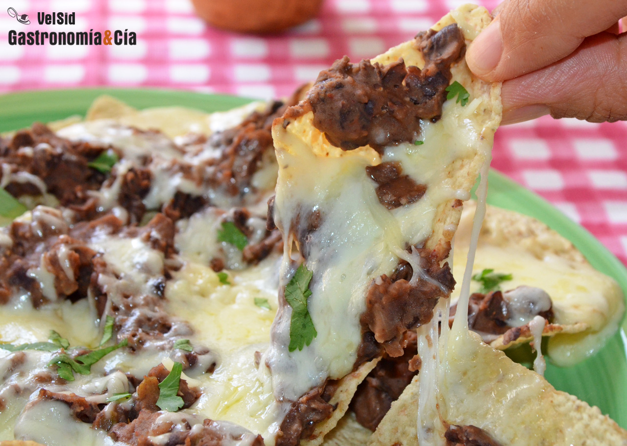 Nachos con fríjoles y queso, una receta mexicana fácil 