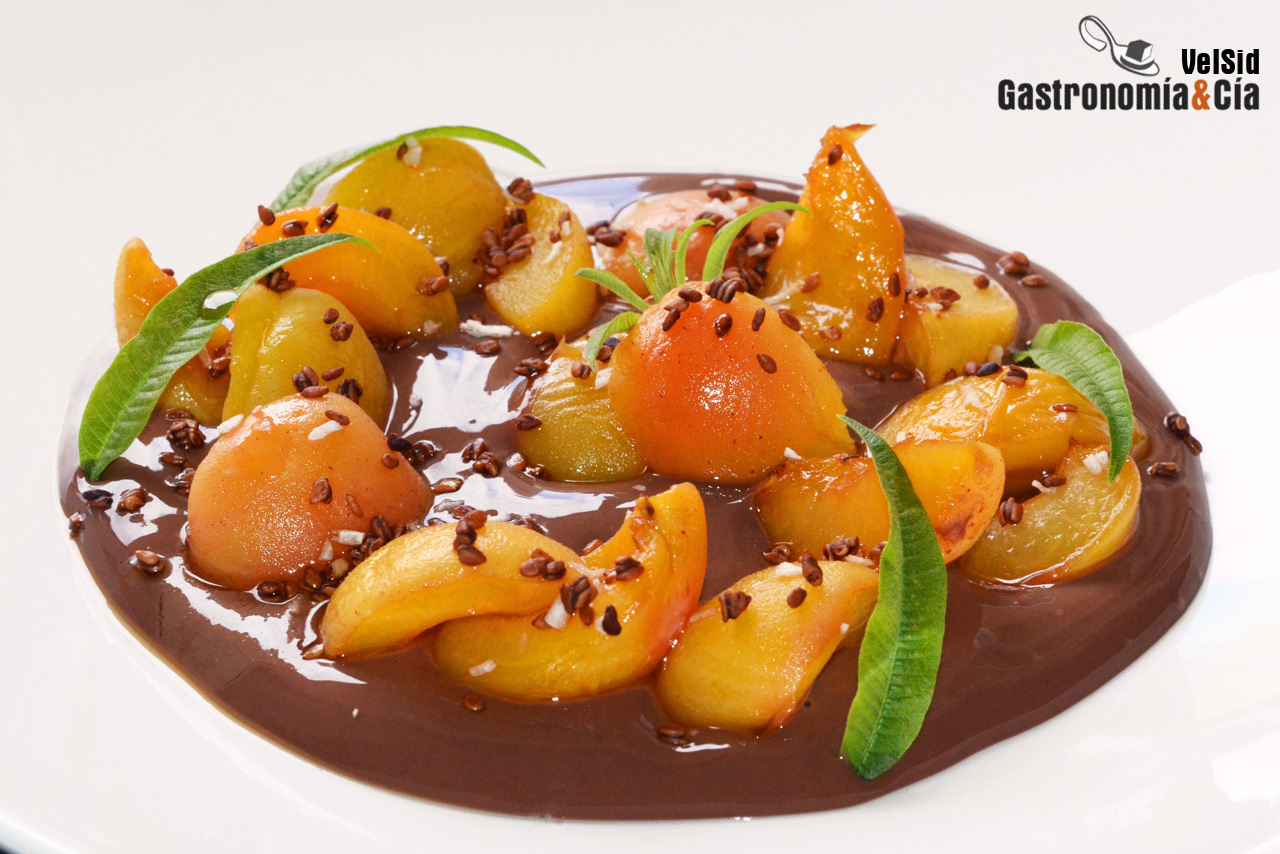 Natillas de chocolate y albaricoques al amaretto