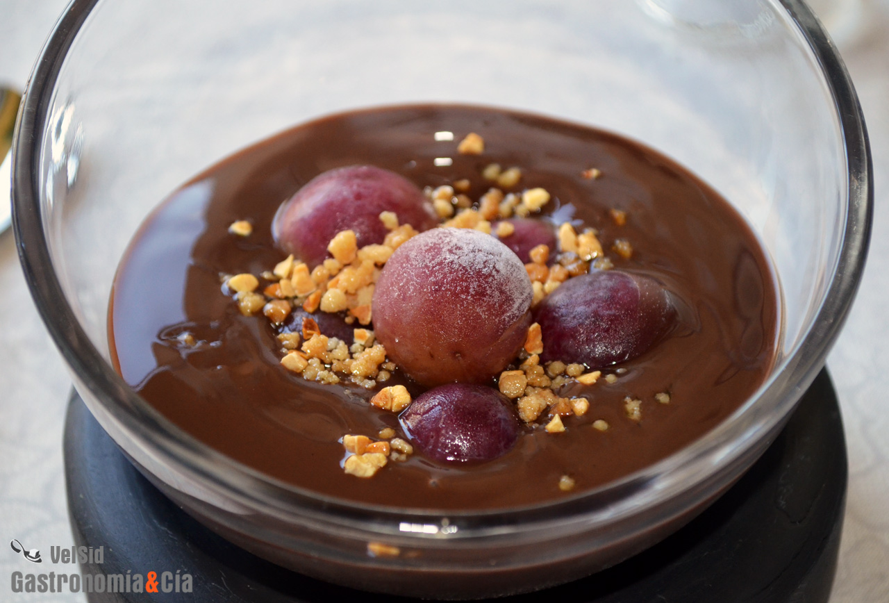 Natillas de chocolate con uvas heladas y un toque de PX
