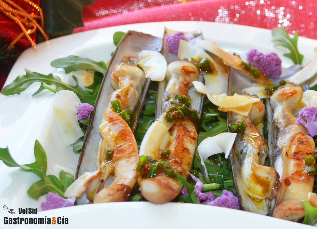 Navajas a la plancha con aceite de coco y curry