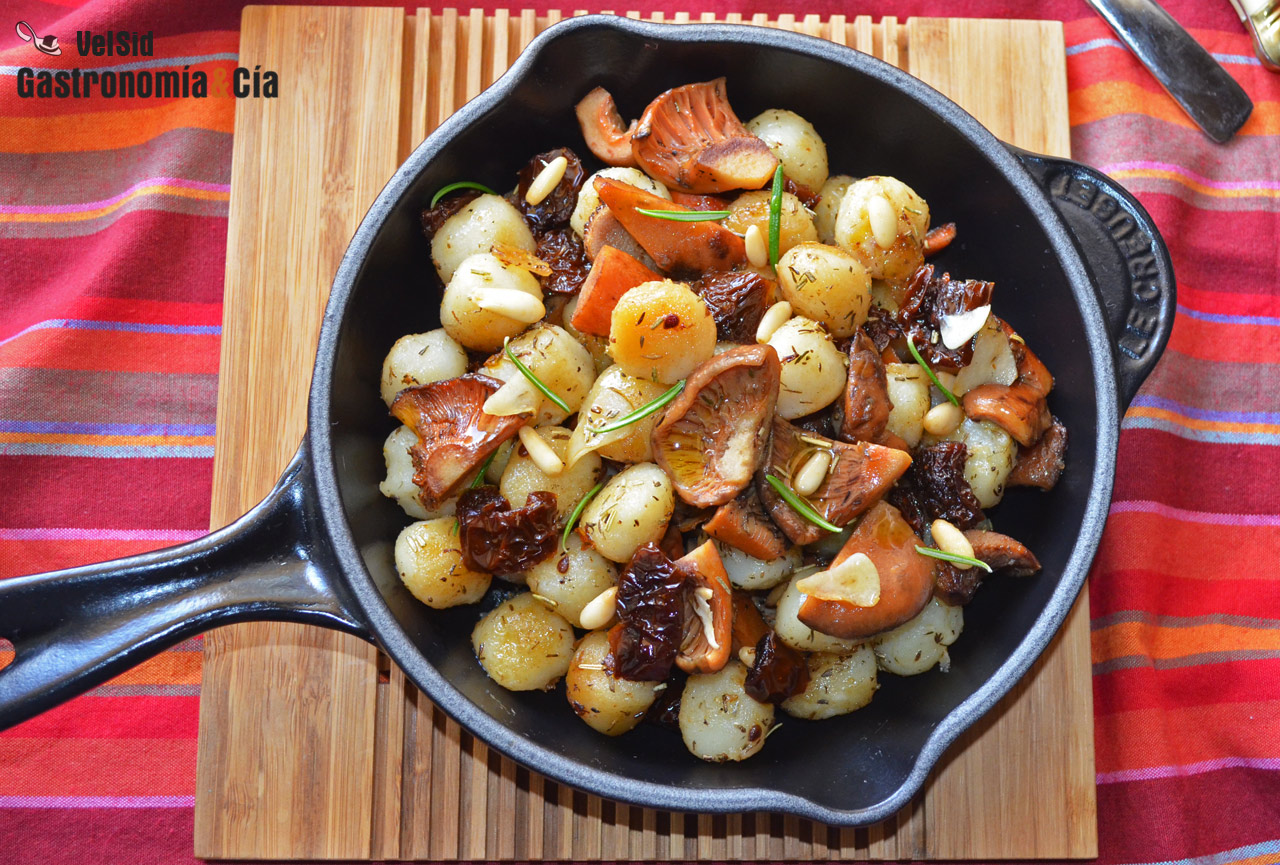 Níscalos, ñoquis y tomates secos