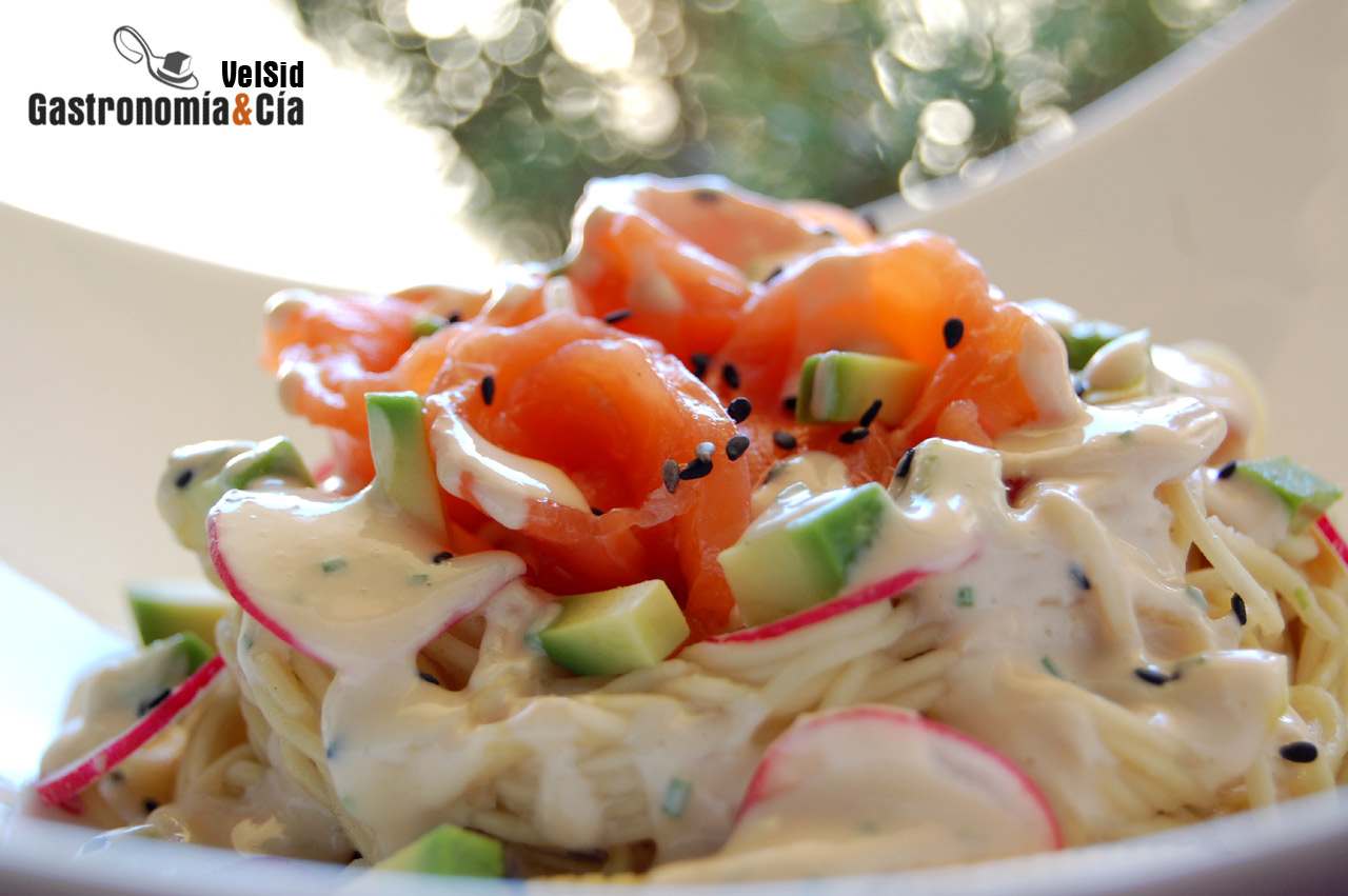 Noodles con aguacate, salmón y salsa de wasabi y jengib
