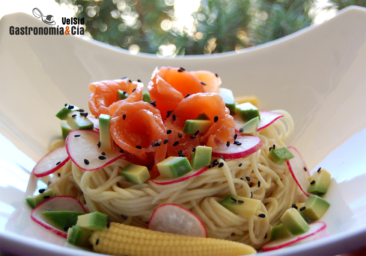 Noodles con aguacate, salmón y salsa de wasabi y jengib