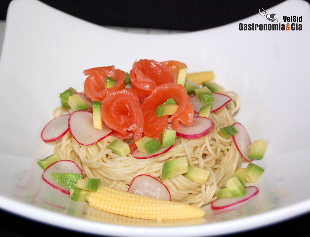 Noodles con aguacate, salmón y salsa de wasabi y jengib