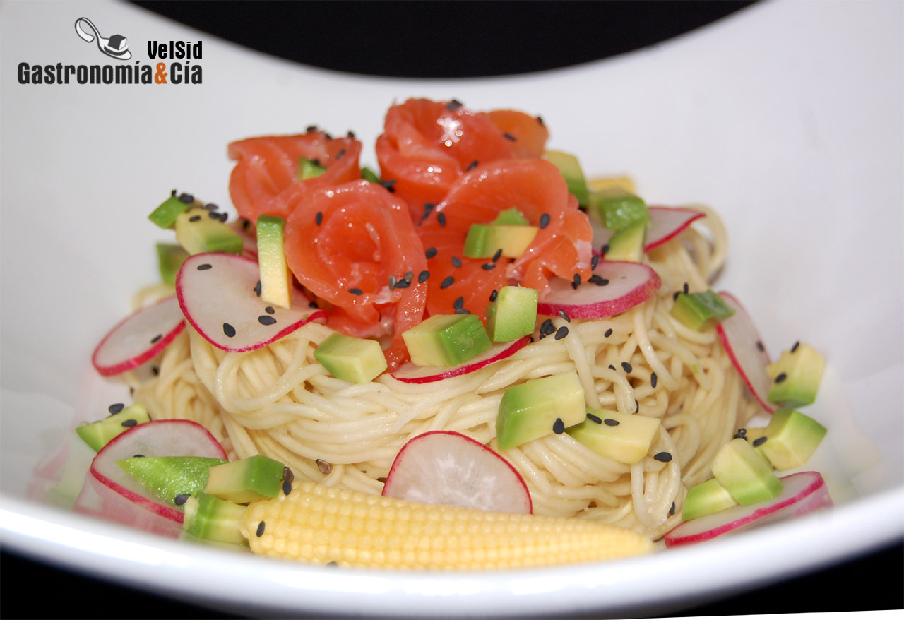 Noodles con aguacate, salmón y salsa de wasabi y jengib