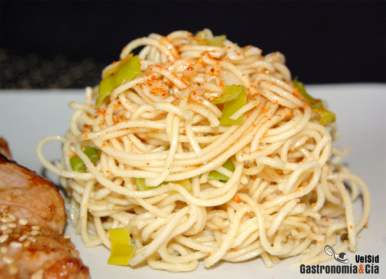 Noodles con lomo de cerdo al jengibre