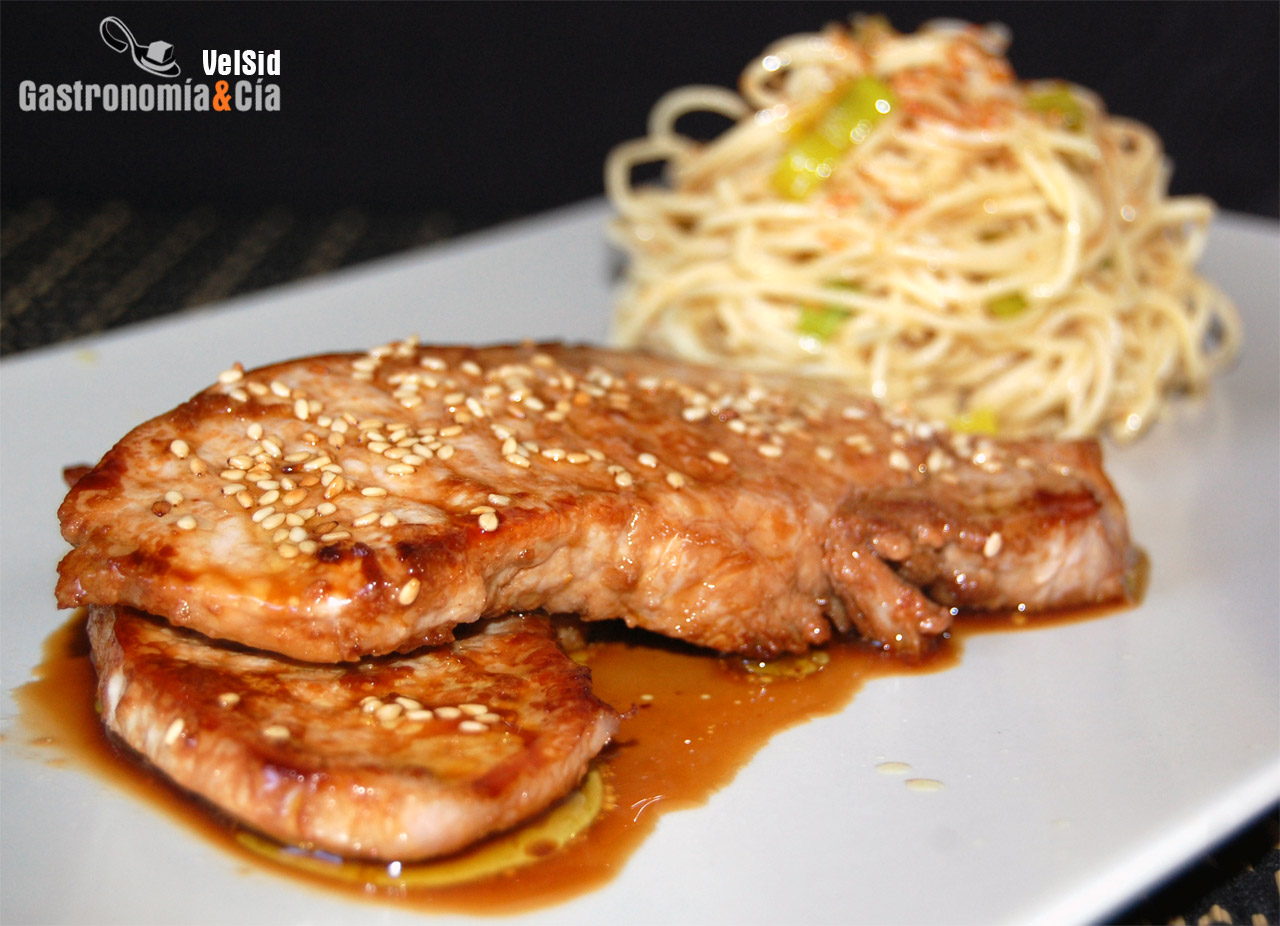 Noodles con lomo de cerdo al jengibre