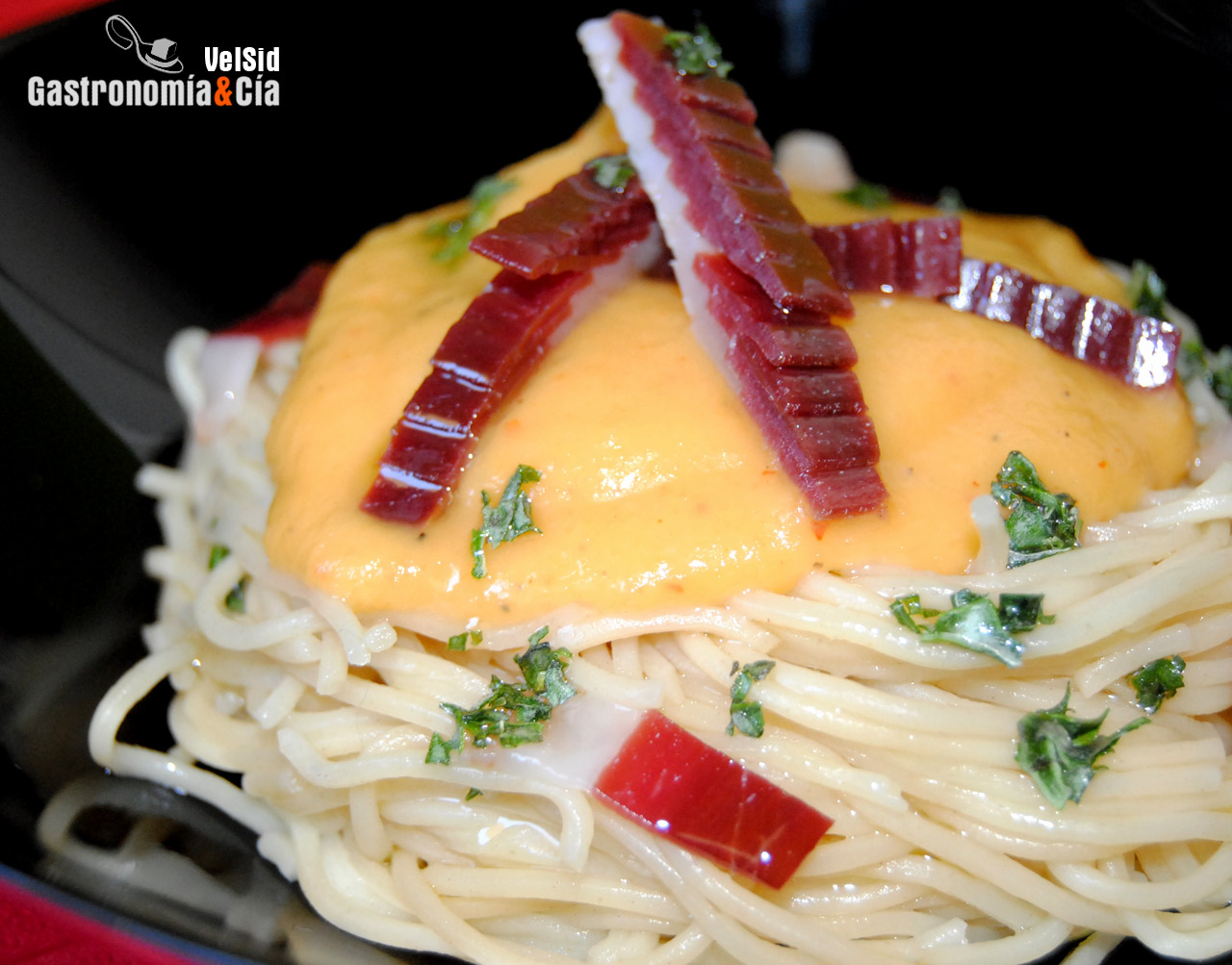 Noodles con salsa de papaya y jamón de pato