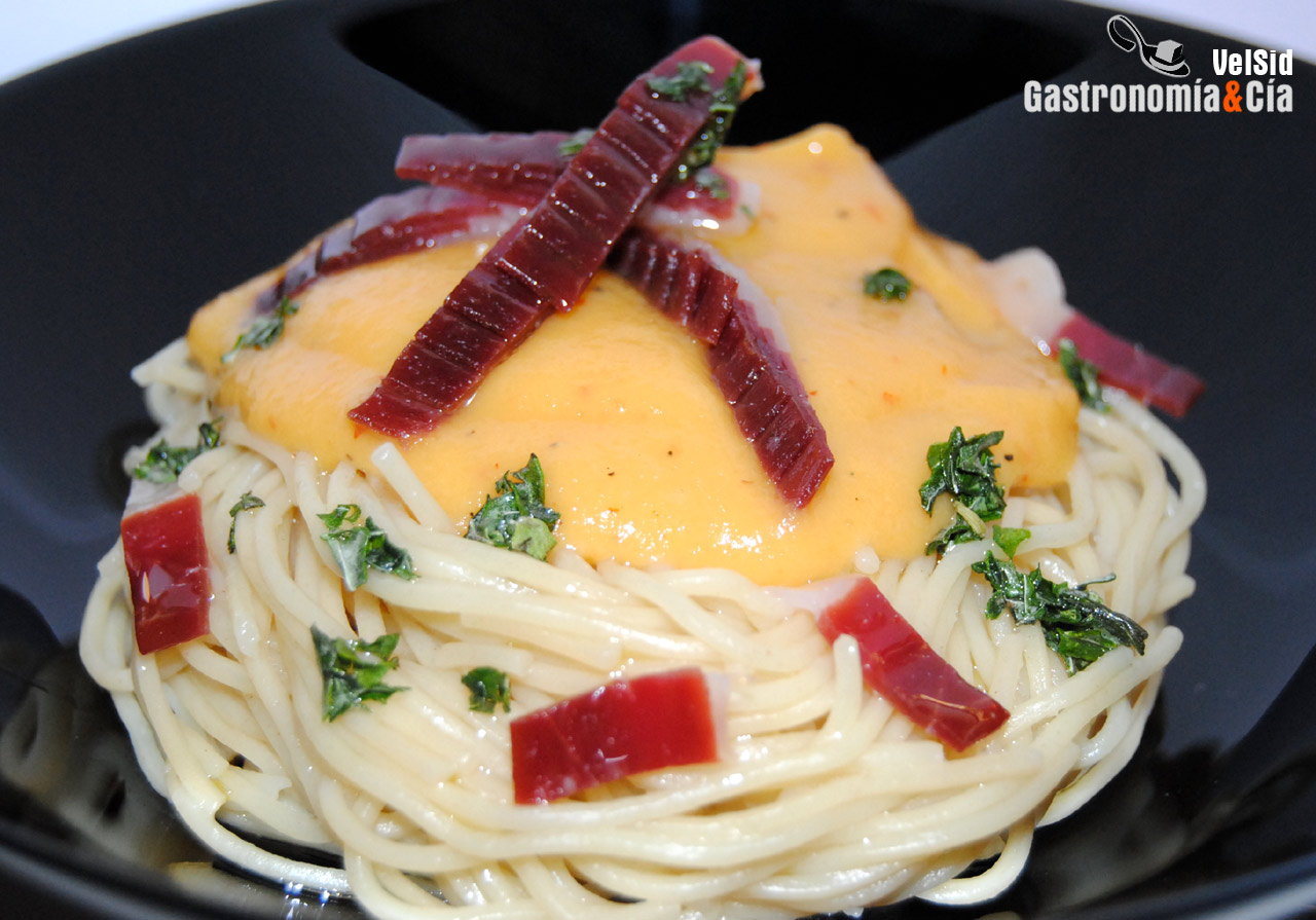 Noodles con salsa de papaya y jamón de pato
