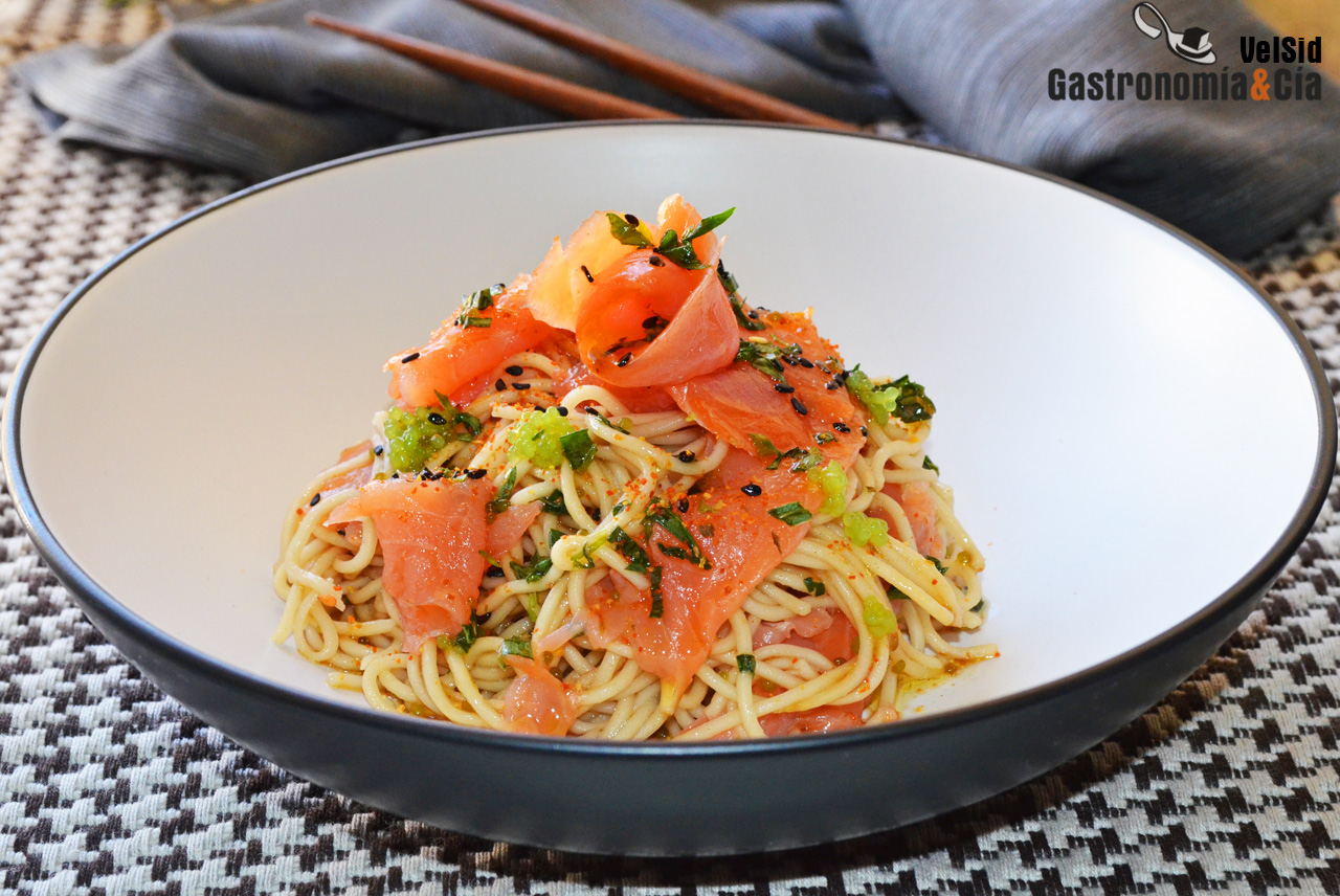 Noodles con salmón ahumado