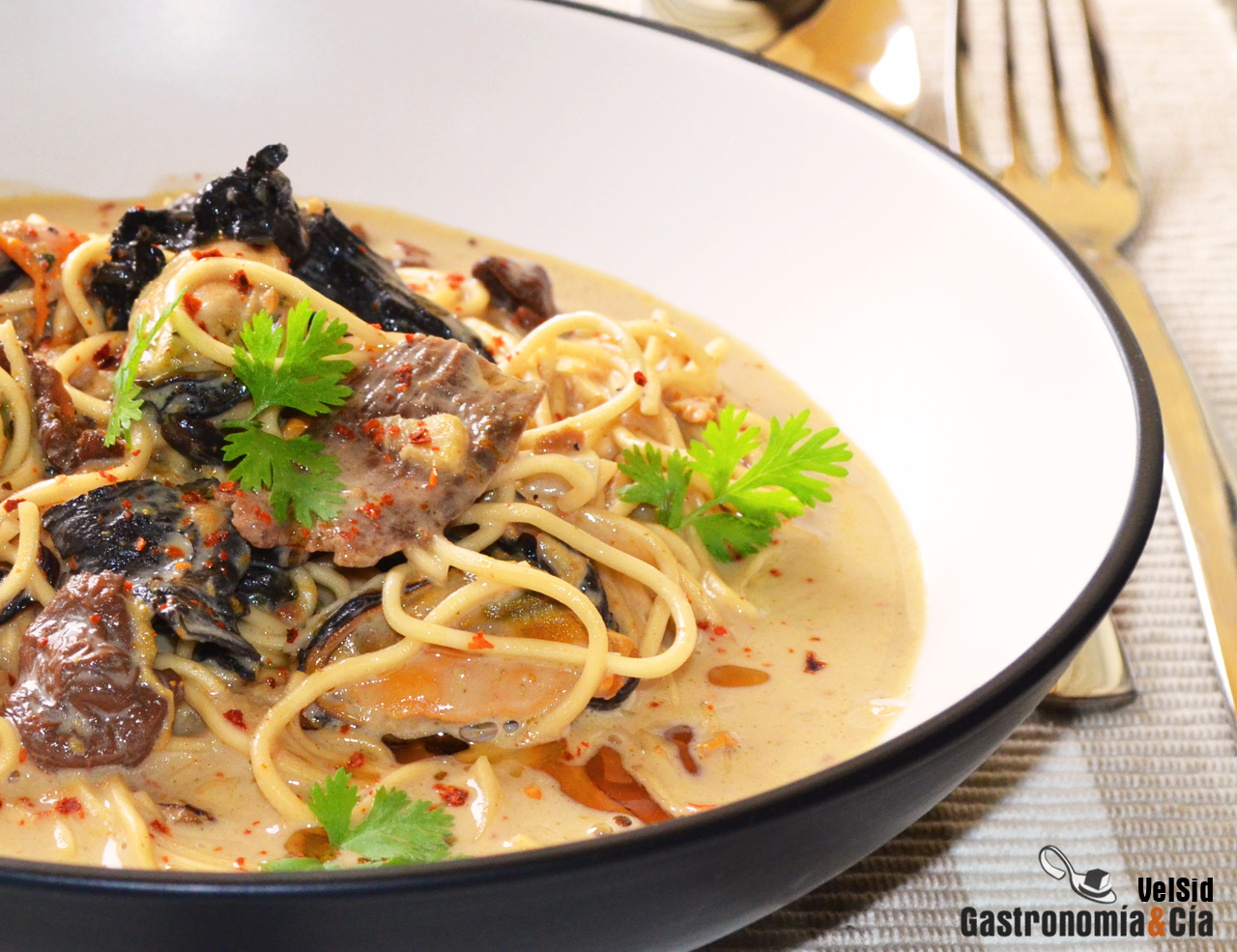 Noodles con setas y mejillones