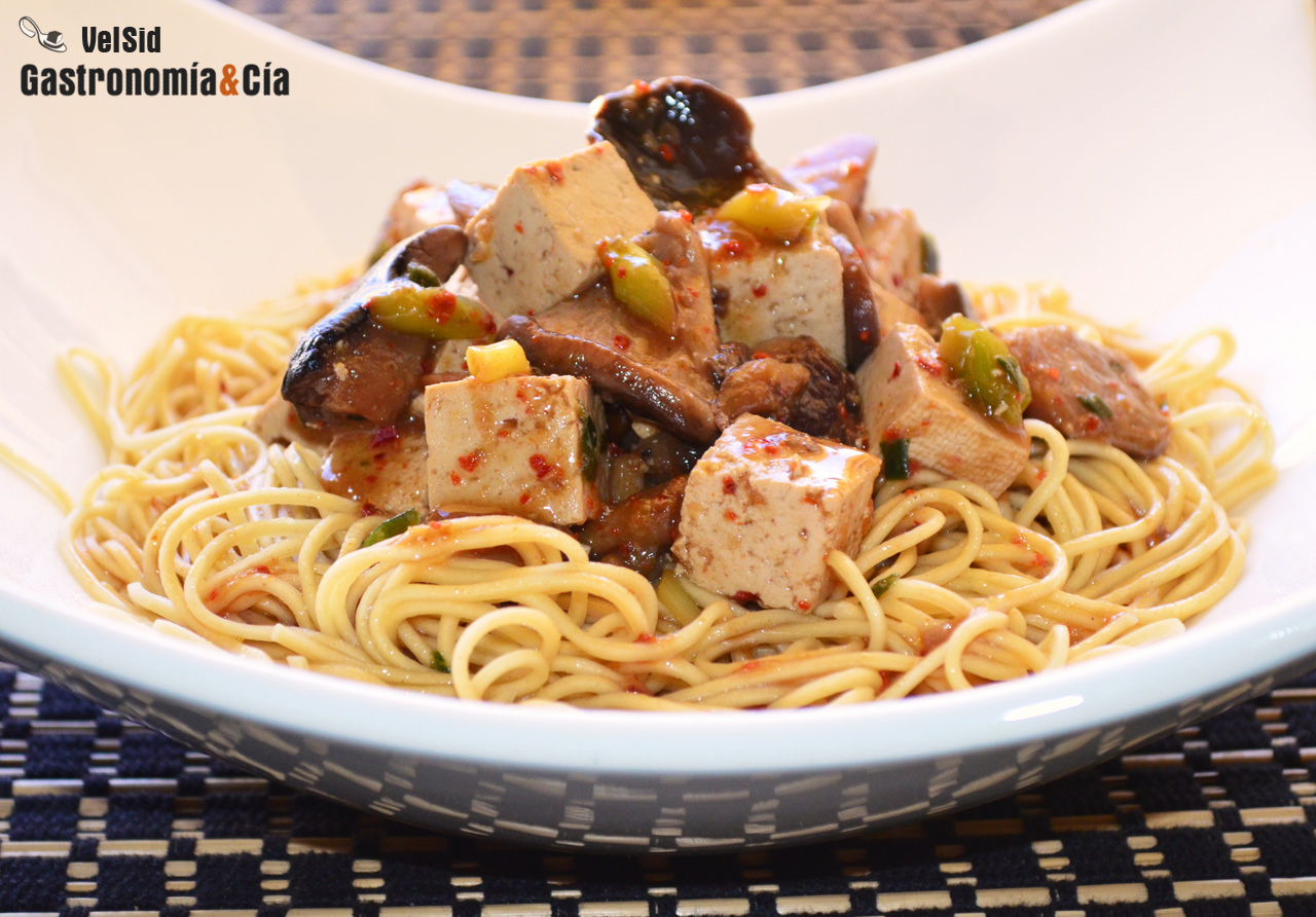 Noodles con tofu y setas