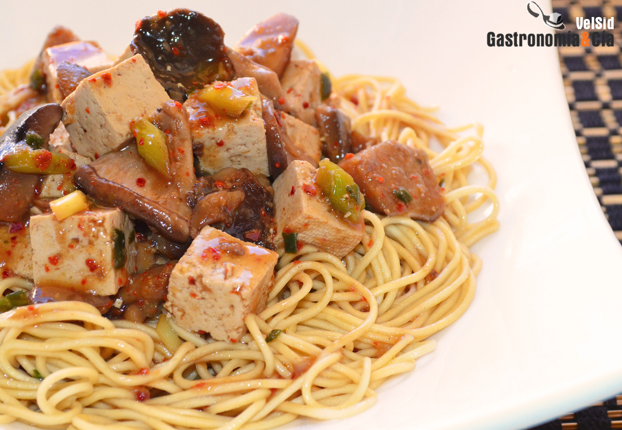 Noodles con tofu y setas