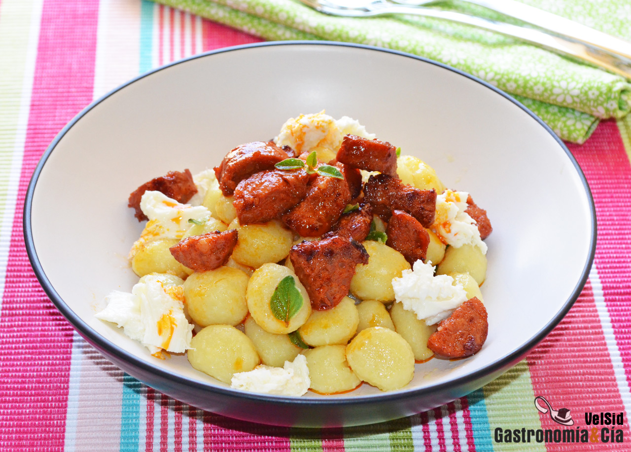 Ñoquis con chorizo y orégano fresco
