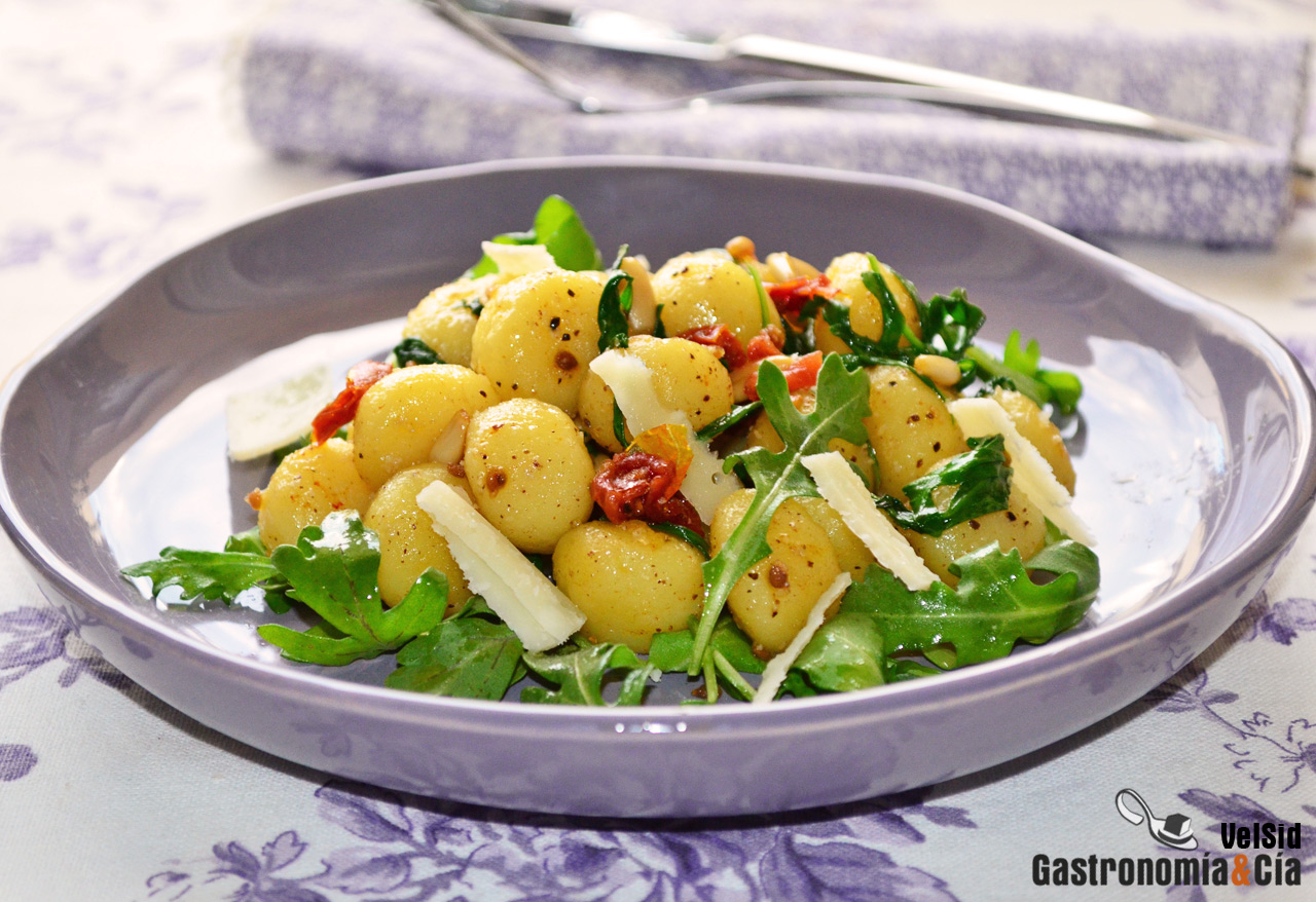 Ñoquis con rúcula, piñones y tomates secos