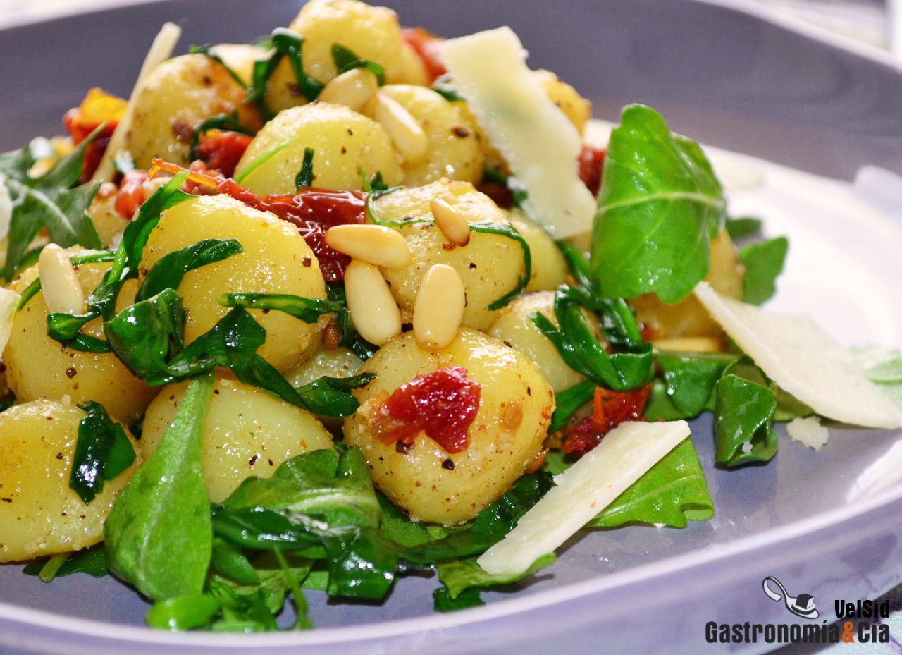 Ñoquis con rúcula, piñones y tomates secos