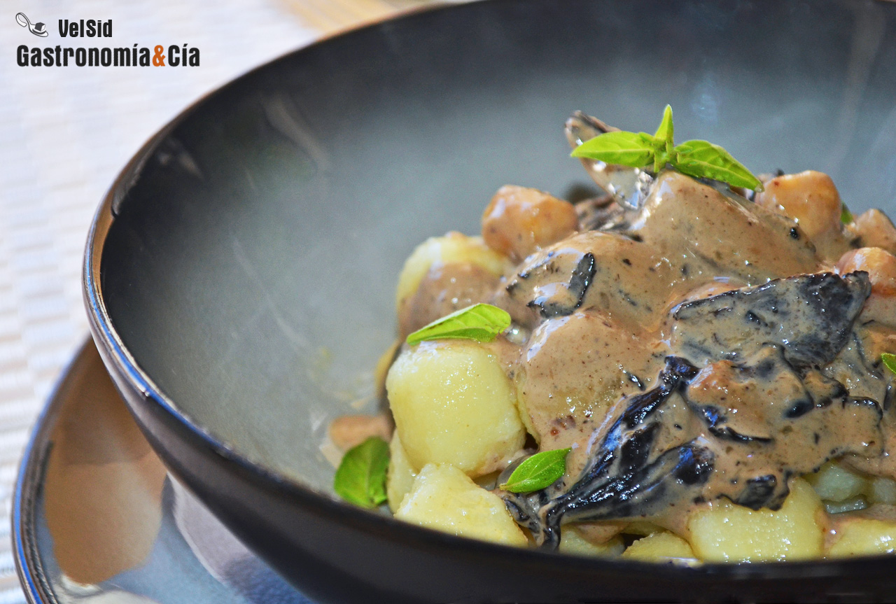 Gnocchi con crema de trompetas de la muerte