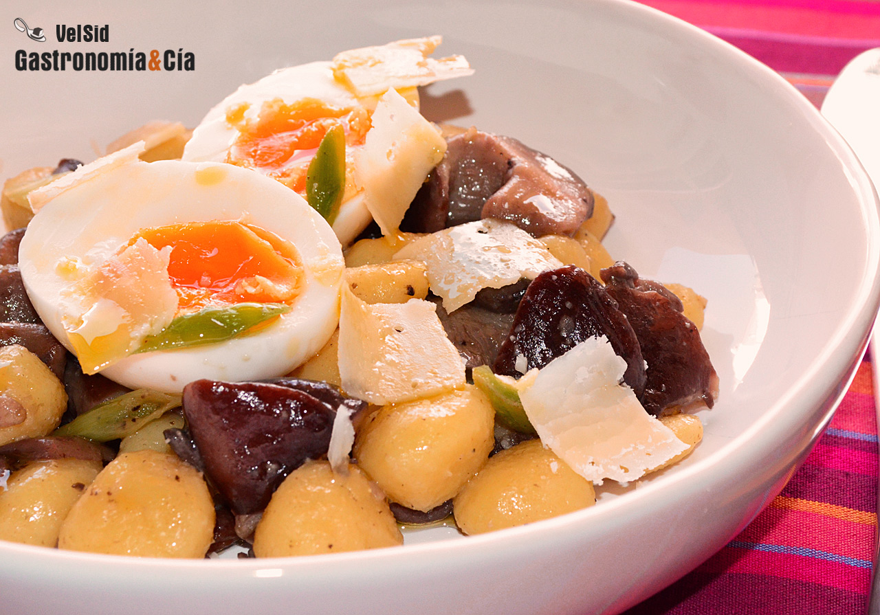 Ñoquis con setas, huevo y aceite de trufa