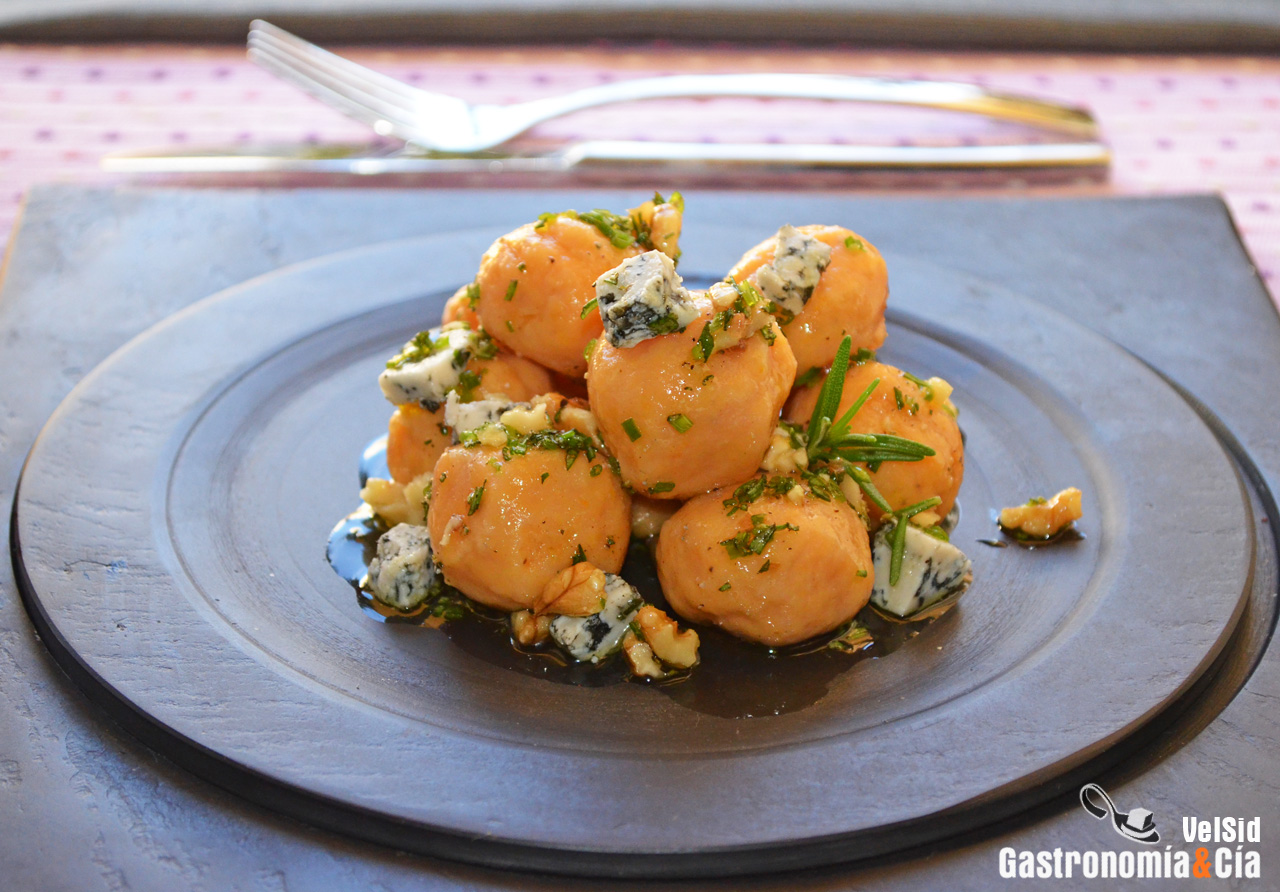 Gnudi de boniato y parmesano con queso de Valdeón y nue
