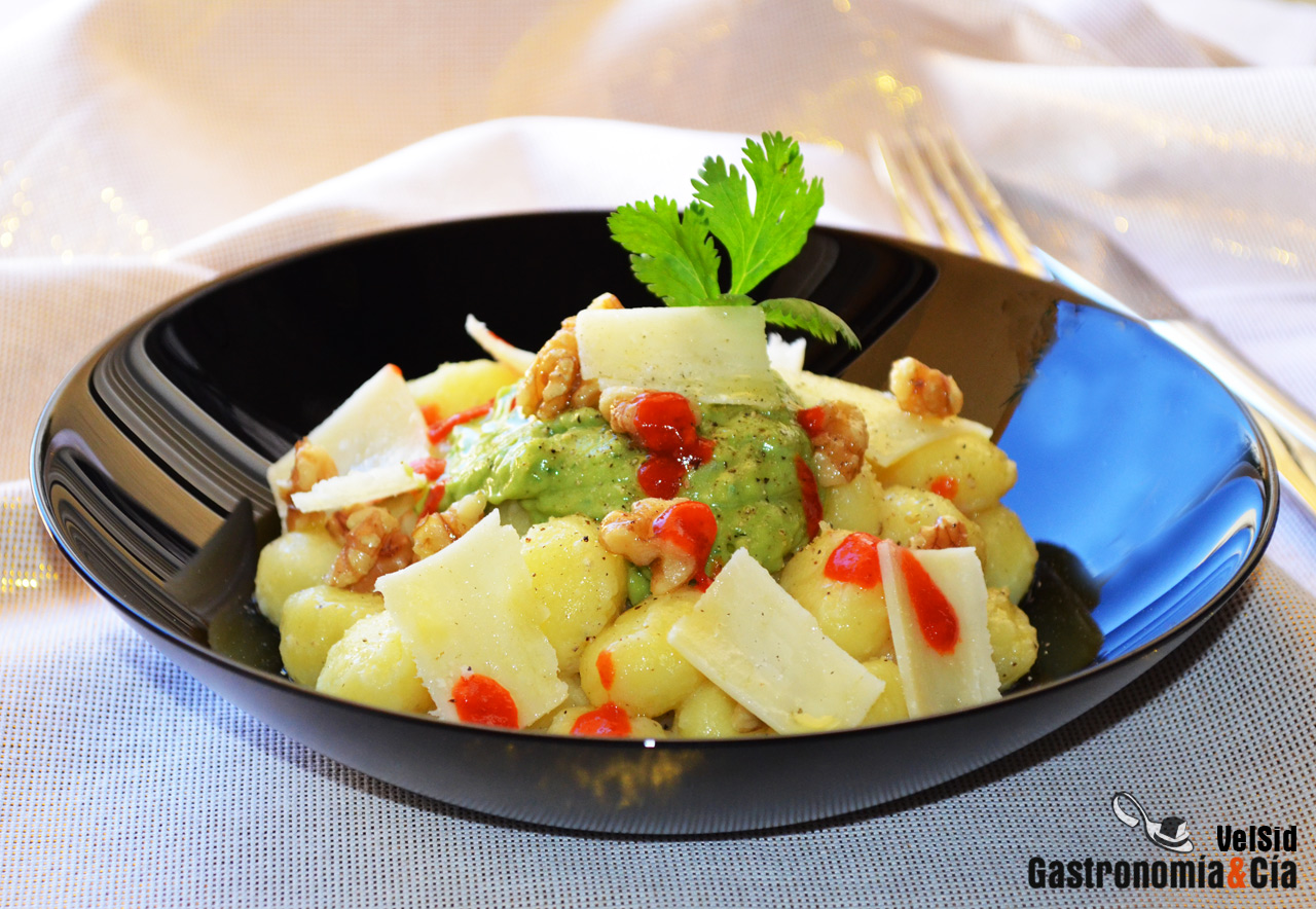 Ñoquis con salsa de aguacate y sriracha