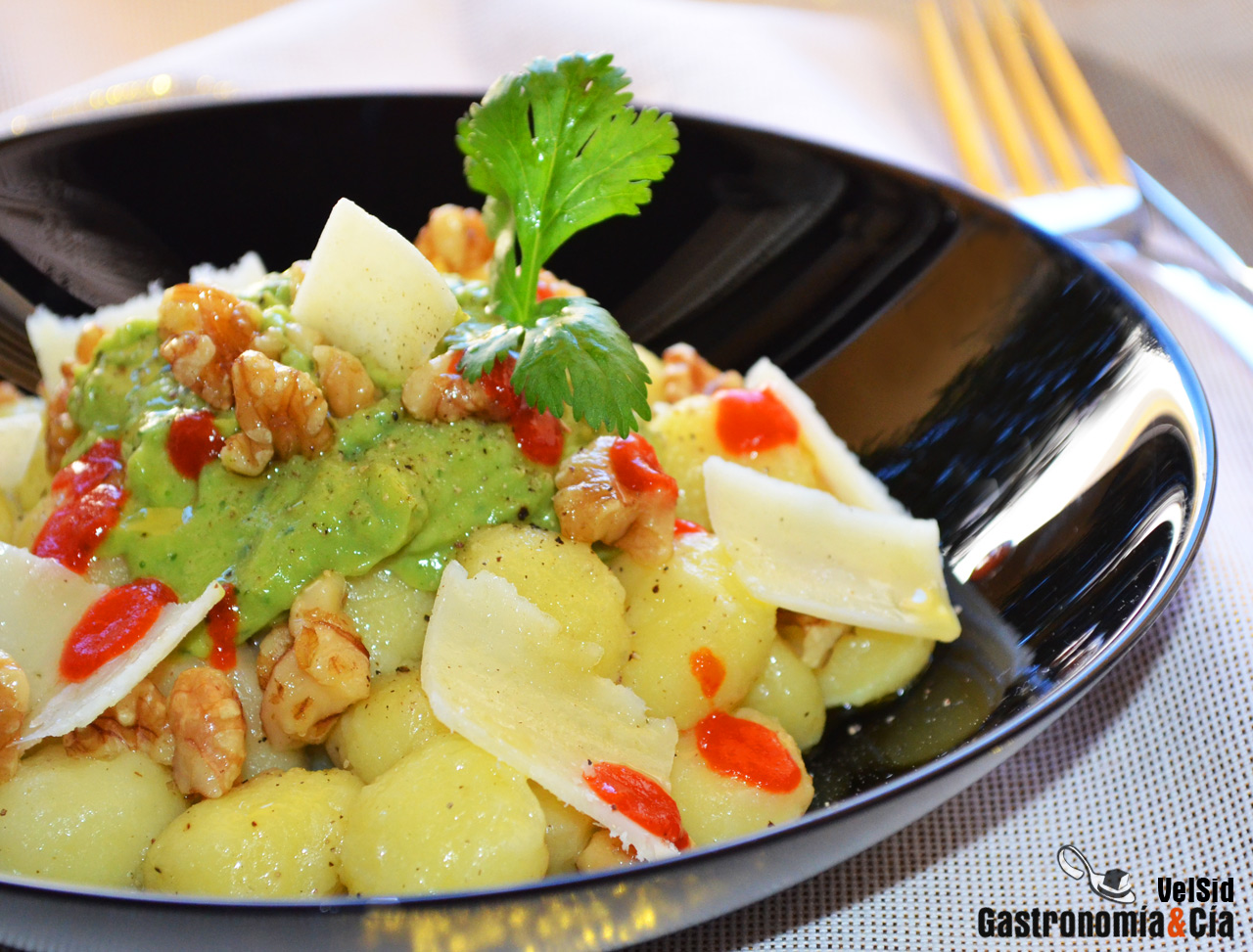 Ñoquis con salsa de aguacate y sriracha