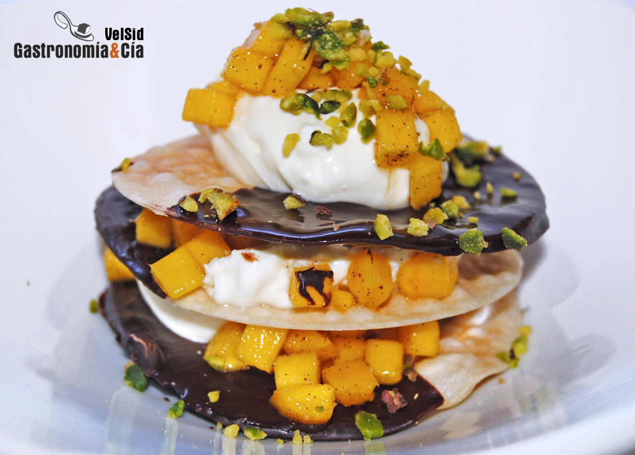 Obleas de chocolate con mango y pistachos