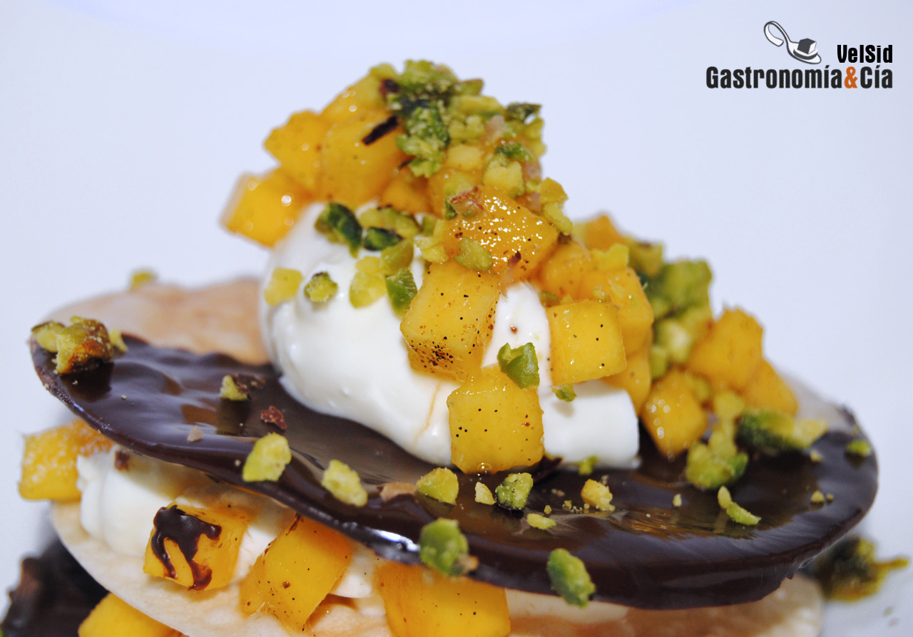 Obleas de chocolate con mango y pistachos