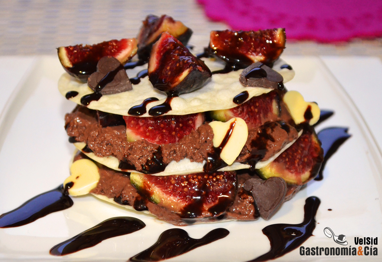 Mousse de chocolate con higos y obleas crujientes