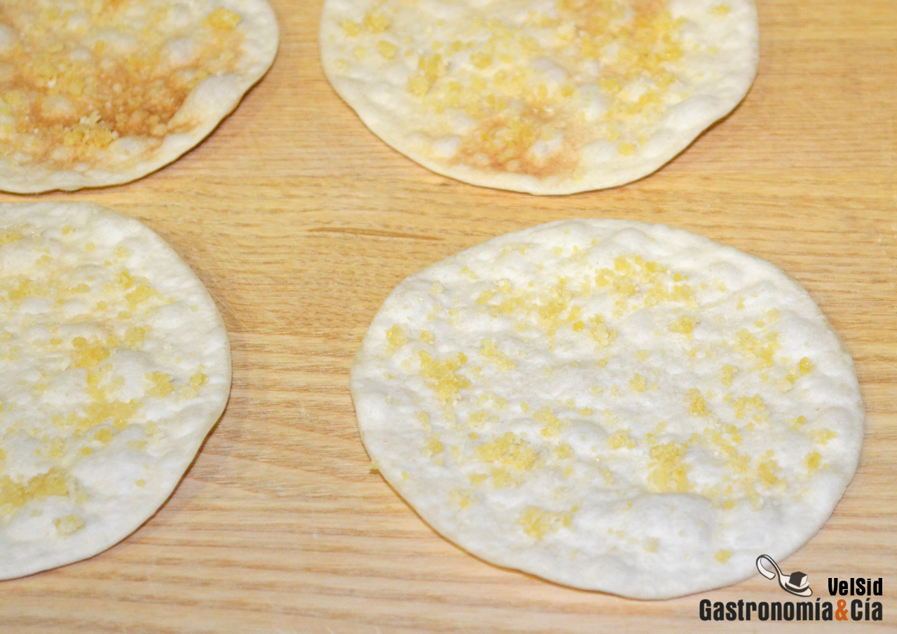 Fresas con queso cottage y obleas crujientes