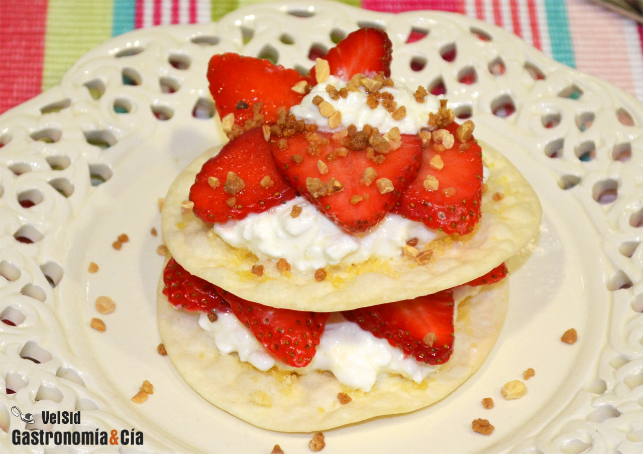 Fresas con queso cottage y obleas crujientes