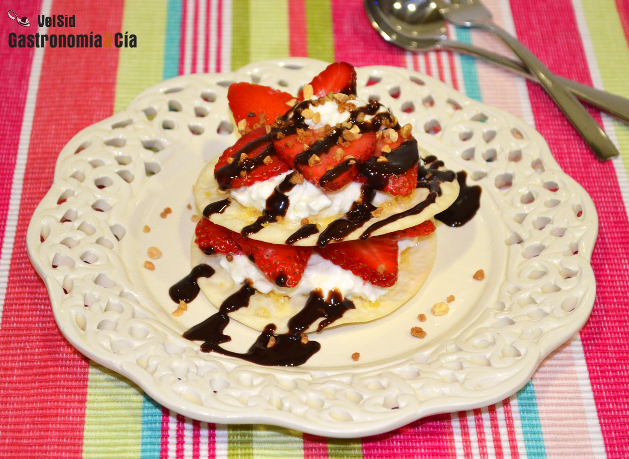 Fresas con queso cottage y obleas crujientes