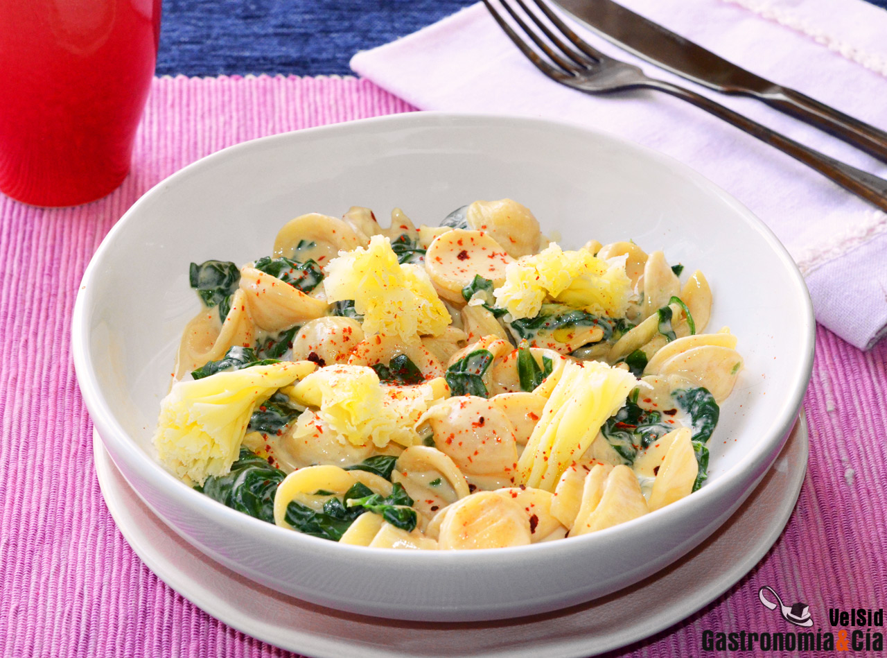 Pasta orecchiette cremosa con espinacas, kéfir y queso