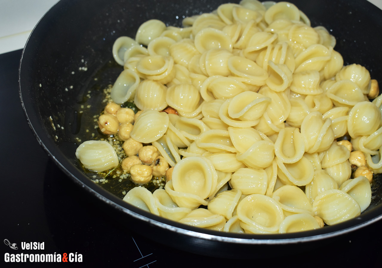Orecchiette con mantequilla ahumada, salvia y avellanas