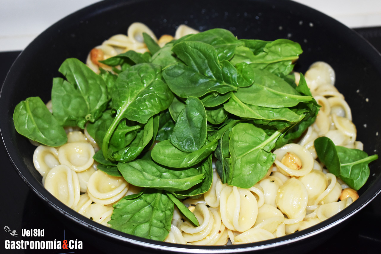 Orecchiette con mantequilla ahumada, salvia y avellanas