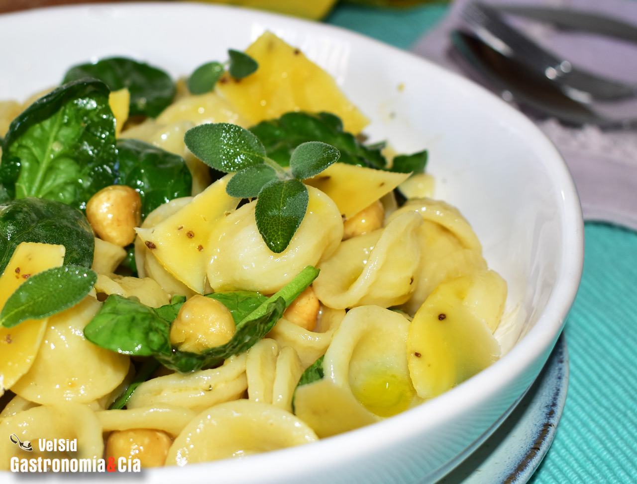 Orecchiette con mantequilla ahumada, salvia y avellanas