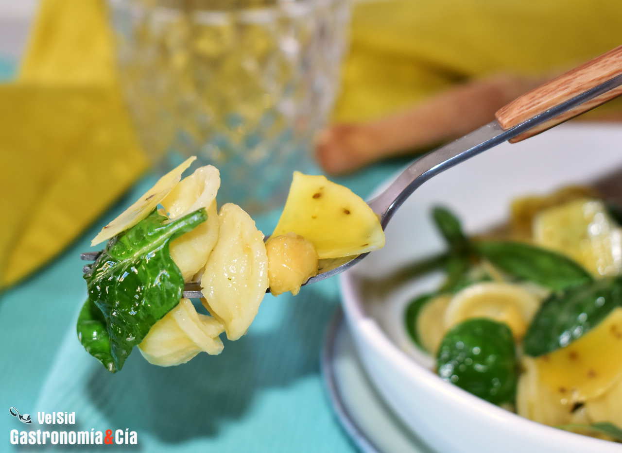 Orecchiette con mantequilla ahumada, salvia y avellanas