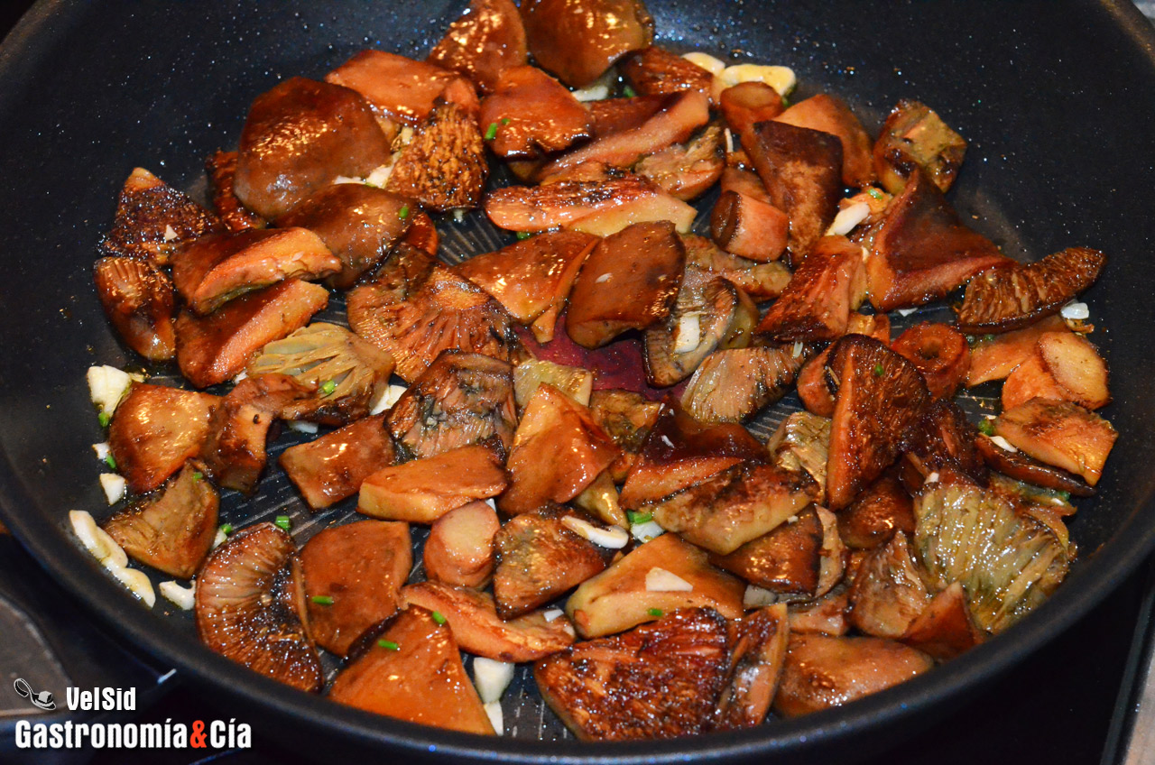 Orecchiette con níscalos, jamón y queso ahumado