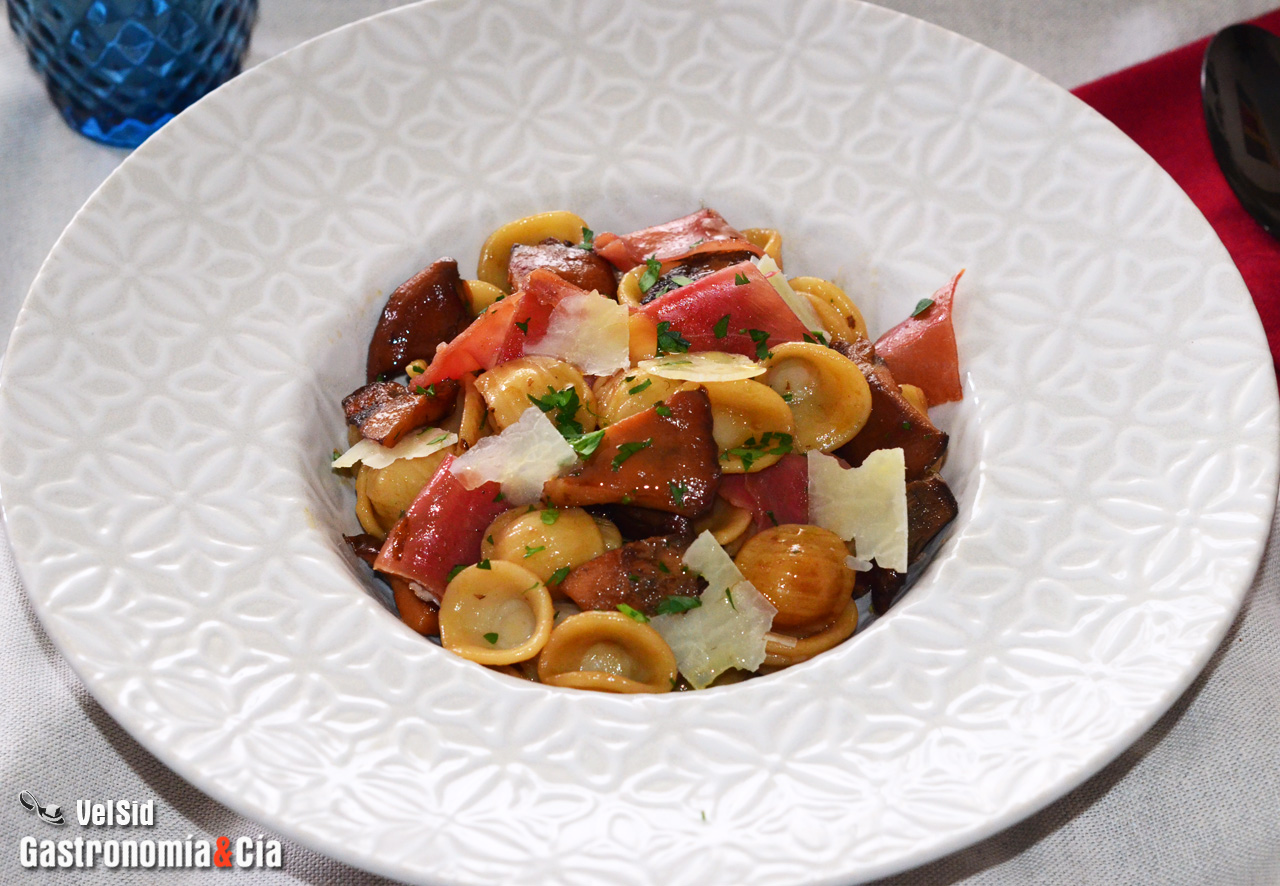 Orecchiette con níscalos, jamón y queso ahumado