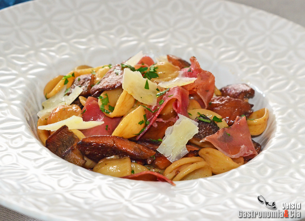Orecchiette con níscalos, jamón y queso ahumado