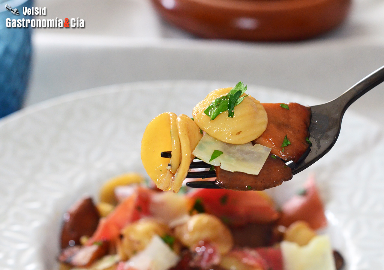 Orecchiette con níscalos, jamón y queso ahumado