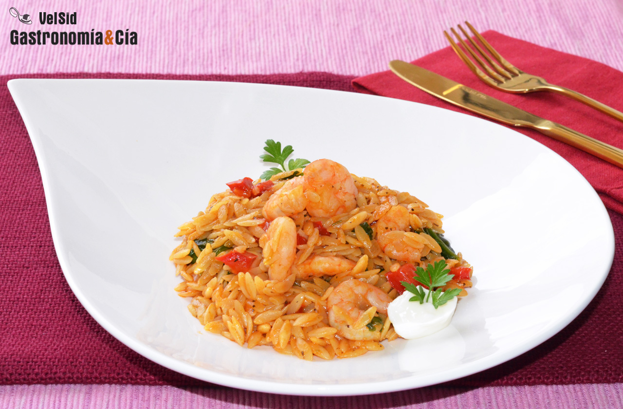 Orzo con gambas, espinacas y alioli