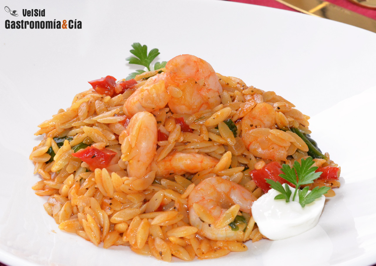 Orzo con gambas, espinacas y alioli