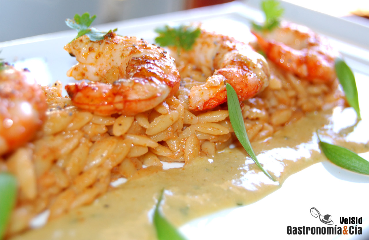 Orzo con langostinos y vinagreta de mango
