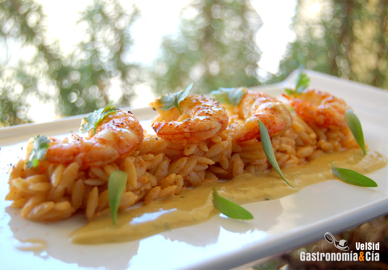 Orzo con langostinos y vinagreta de mango