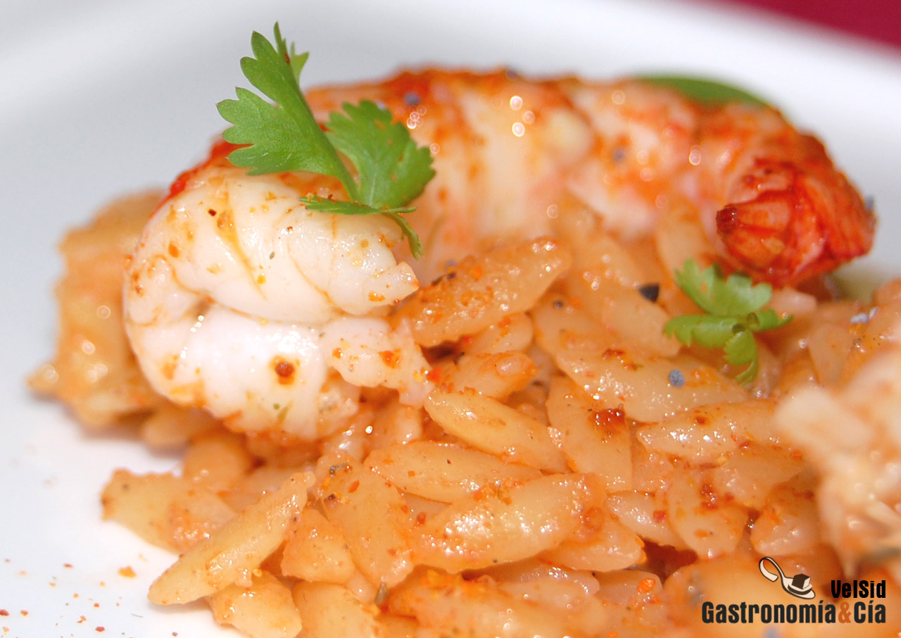 Orzo con langostinos y vinagreta de mango