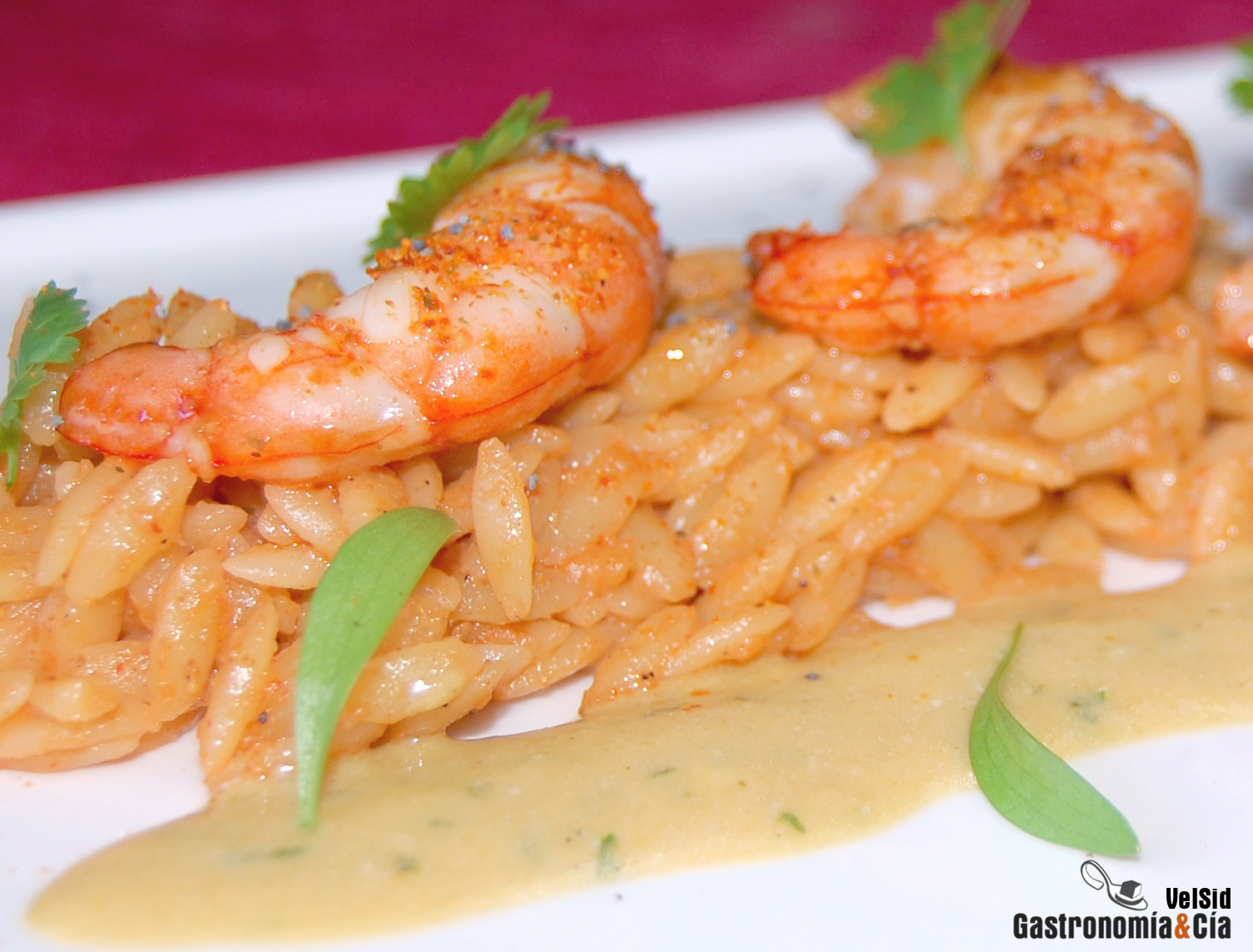 Orzo con langostinos y vinagreta de mango